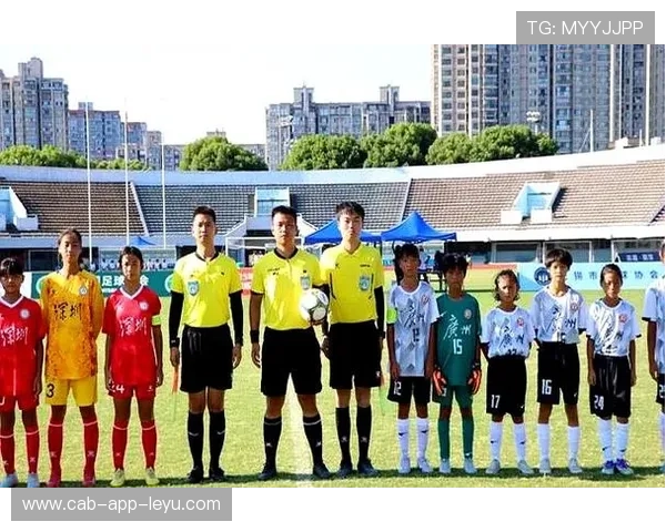 足球俱乐部青训营与企业合作开展学员职业素养培养项目，足球青训俱乐部运营